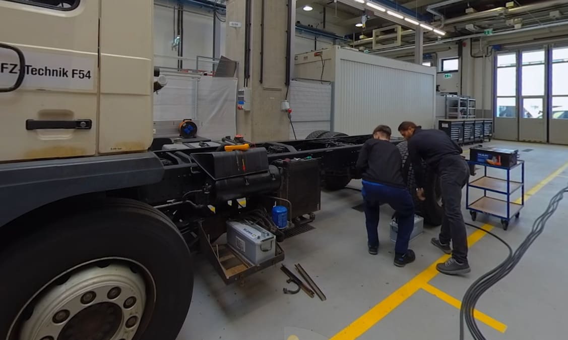 Berufsinfo-Video - WKO Berufe-VR: Kraftfahrzeugtechnik - Personenkraftwagen